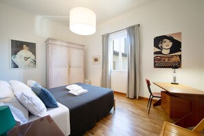 2 bedrooms, iron/ironing board, travel crib, free WiFi - Casa Cortese in Center Town (Lucca)