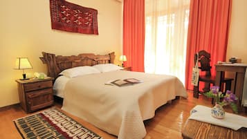 Standaard tweepersoonskamer | Een bureau, gratis wifi, beddengoed