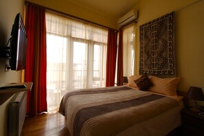 Family Room | Desk, free WiFi, bed sheets