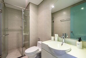 Appartement luxueux, balcon, vue sur la ville | Salle de bain | Séchoir à cheveux, pantoufles, serviettes fournies, savon