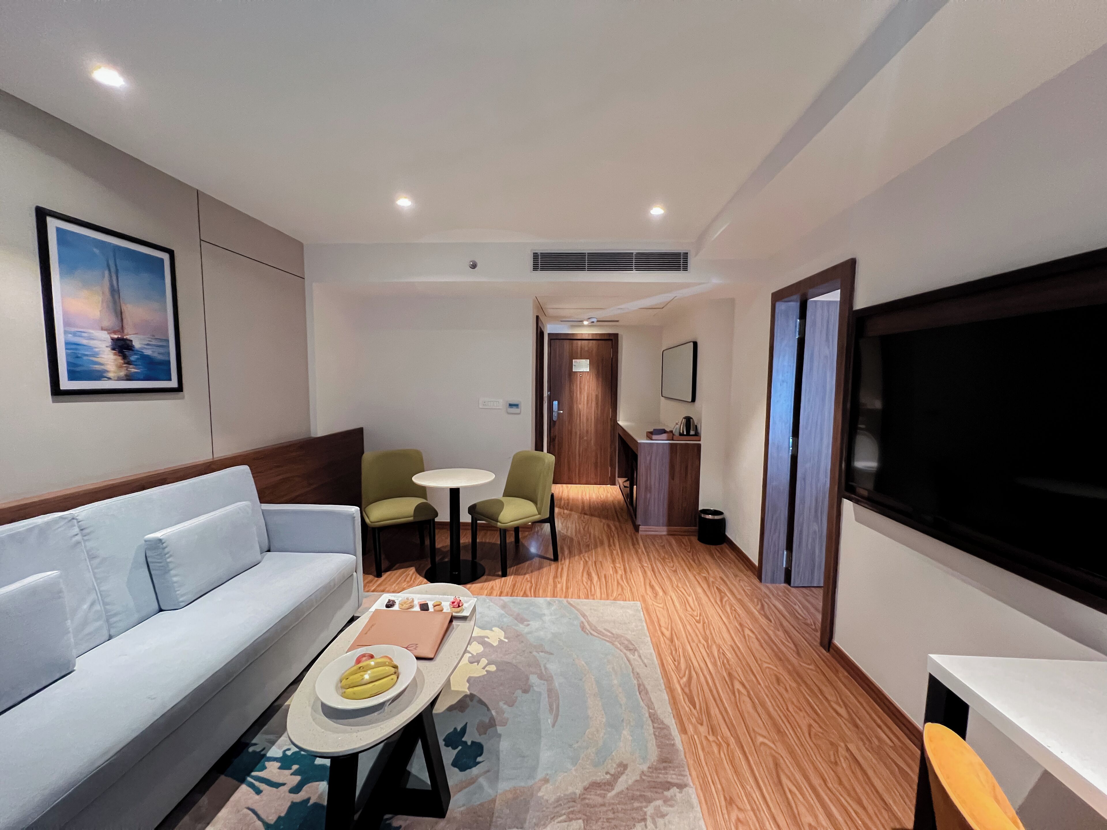 Suite, 1 dobbeltseng | Minibar, blendingsgardiner, strykejern/-brett og wi-fi (inkludert)