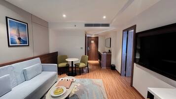 Suite, 1 llit doble | Minibar, cortines opaques, planxa i posts de planxar i wifi gratuïta