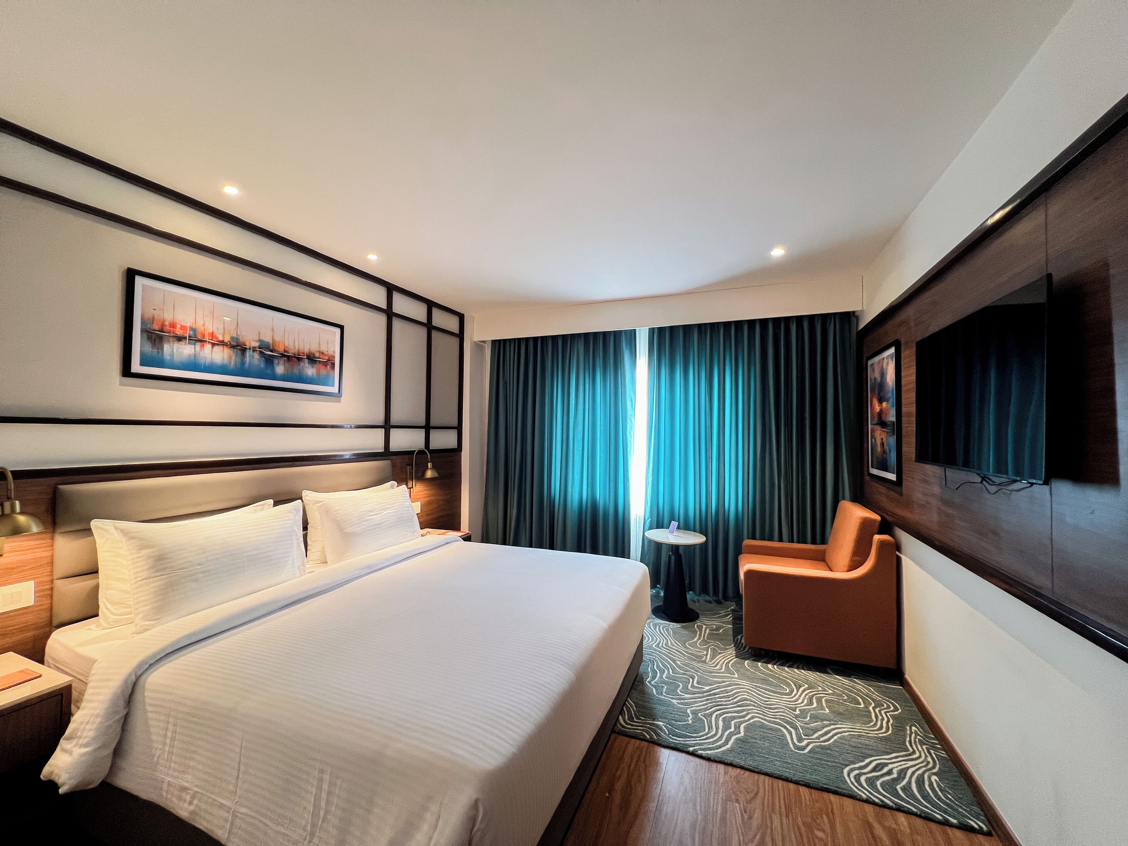 Minibar, cortinas blackout, tabla de planchar con plancha y wifi gratis 