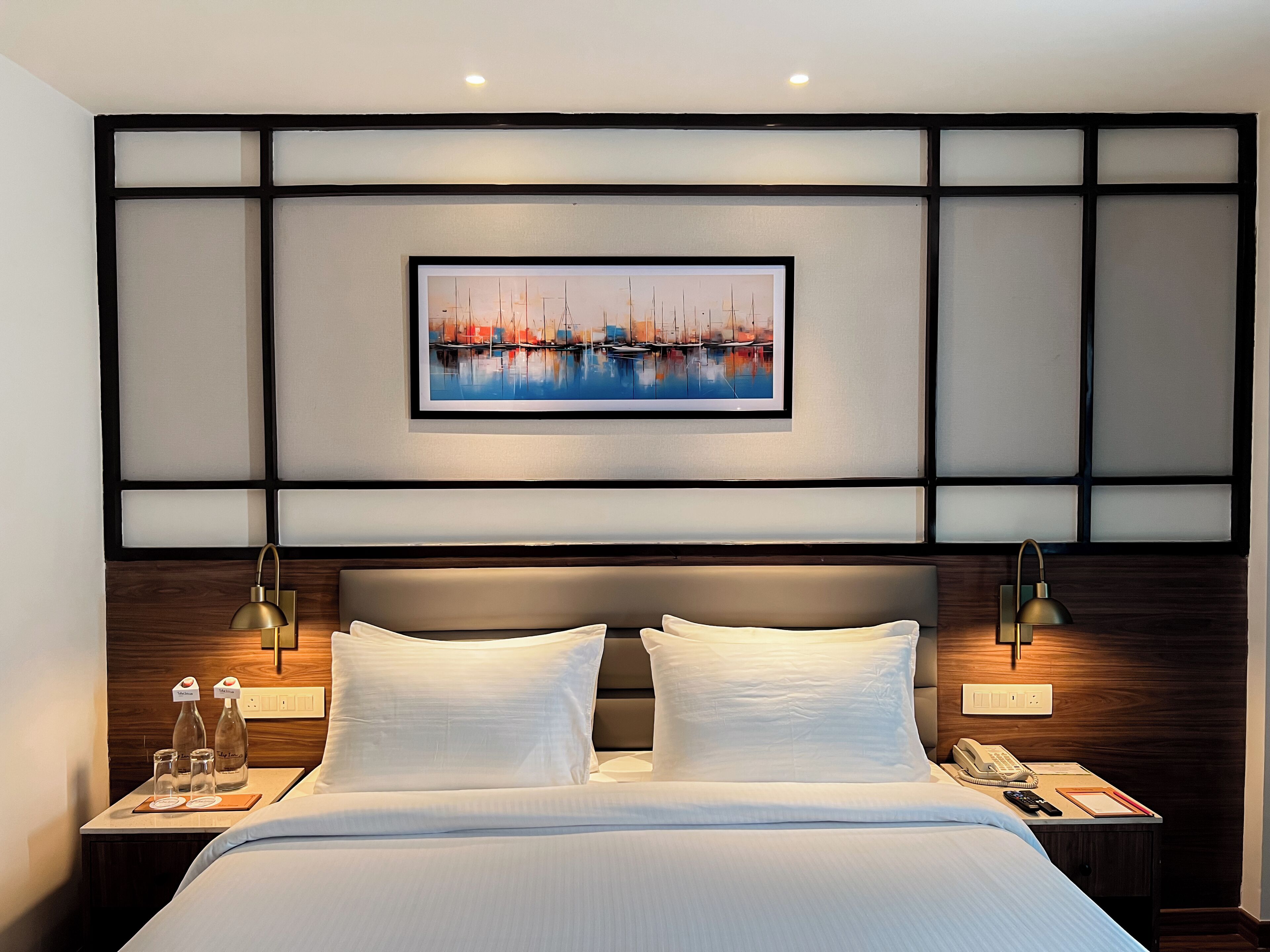 Suite, 1 dobbeltseng | Minibar, blendingsgardiner, strykejern/-brett og wi-fi (inkludert)