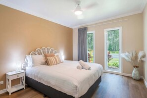 4 bedrooms, iron/ironing board, WiFi, bed sheets