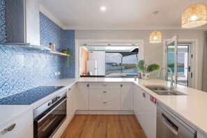 冰箱、微波炉、烤箱、炉灶