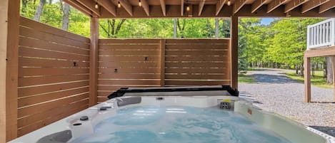 Outdoor spa tub