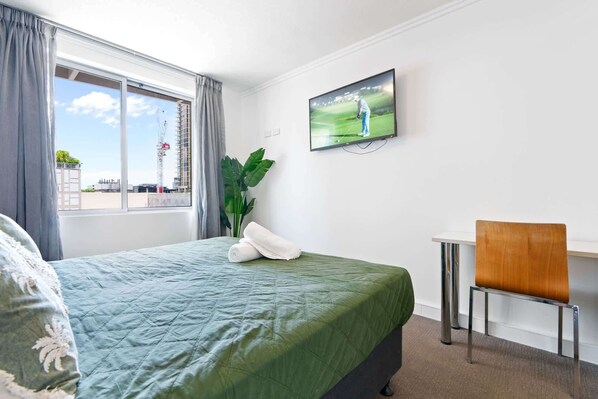 Desk, WiFi, bed sheets - Stylish 1-Bed Studio in Vibrant South Brisbane (South Brisbane)
