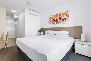 Desk, WiFi, bed sheets - Stylish 1-Bed Studio in Vibrant South Brisbane (South Brisbane)