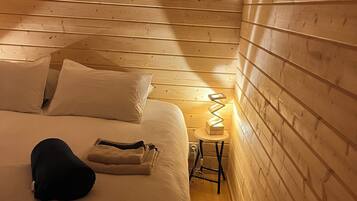 2 soverom, safe på rommet, strykejern/-brett og reiseseng for barn