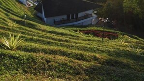 Una casa en una ladera con vistas al paisaje circundante.