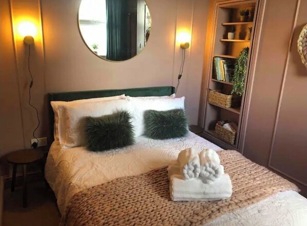 1 bedroom, desk, free WiFi, bed sheets