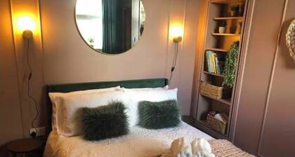 Ffau Bach - Little Den. Boutique Central Pembrokeshire.