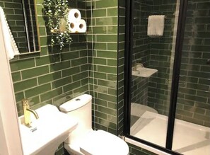 Een douche, een haardroger, handdoeken, toiletpapier