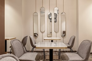 Dagelijks ontbijtbuffet (EUR 15 per persoon)