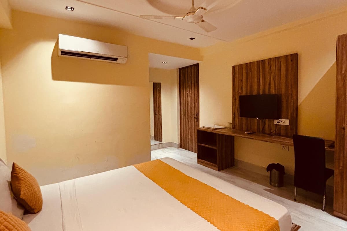 Deluxe Room with Balcony | Laptop workspace, free WiFi, bed sheets