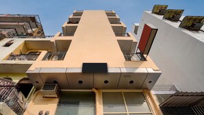 Un edificio con un letrero que dice "GOLD STAYS" en la planta baja.