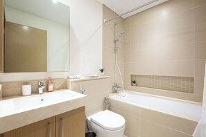 Haartrockner, Handtücher, Seife, Toilettenpapier
