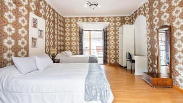 Habitación doble Confort, balcón, vista a la ciudad | Espacio para trabajar con laptop y wifi gratis