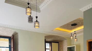 Espacio para trabajar con laptop y wifi gratis