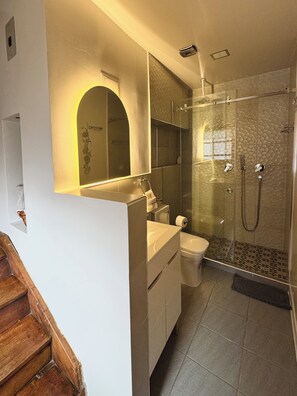 Family Suite, Balcony, City View | Bathroom | Shower, hair dryer, towels, soap - TRAVELER'S HOUSE (Quito)