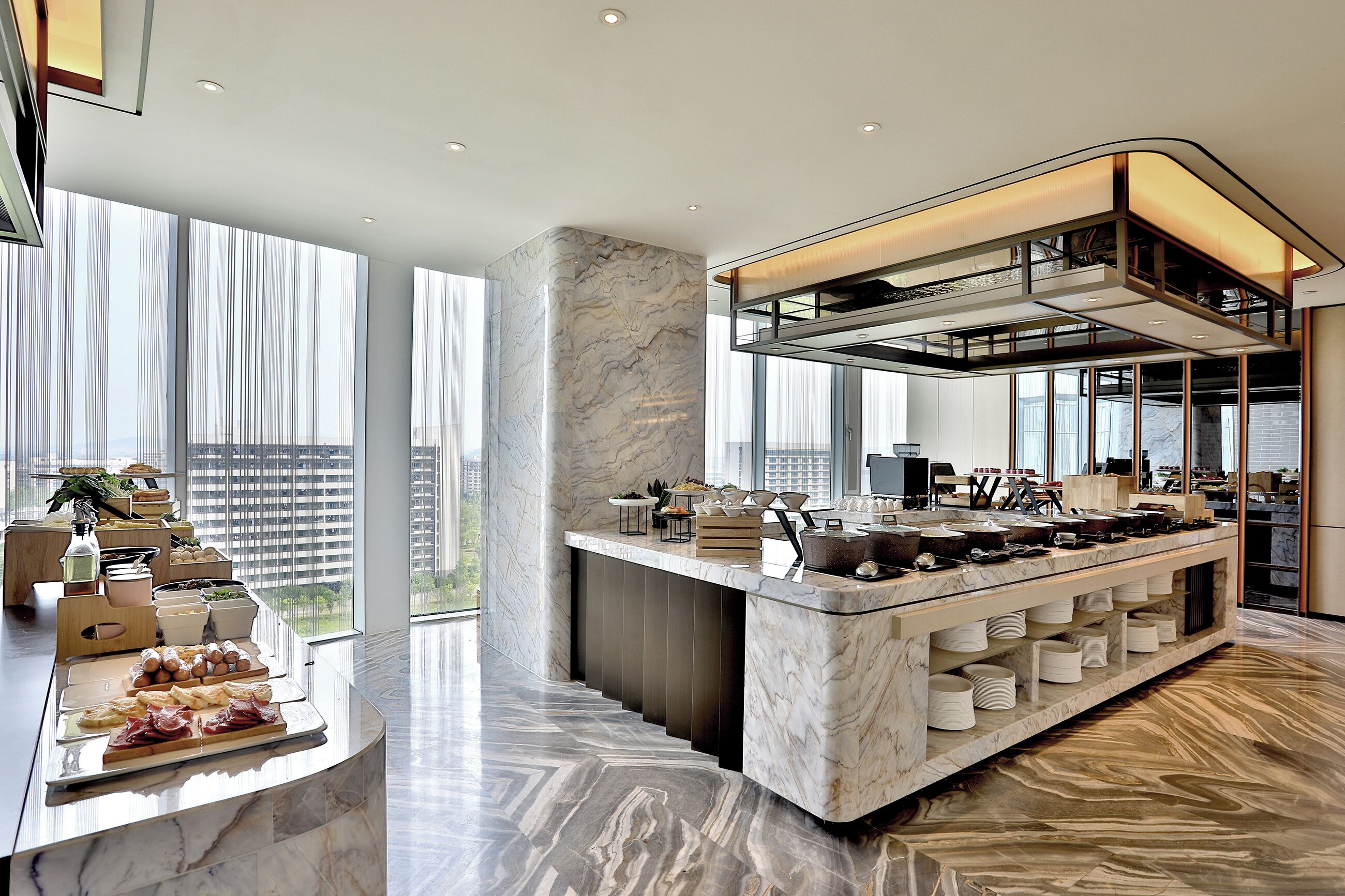 Daily buffet breakfast (CNY 68 per person)