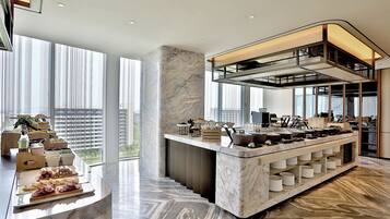 Daily buffet breakfast (CNY 68 per person)