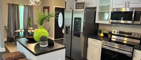 Frigorífico, microondas, horno y placa de cocina