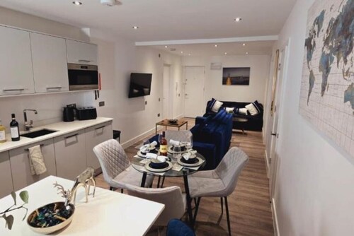 Kings Lodge By Nivaas 1 : Two-Bedroom Superior Apartment
