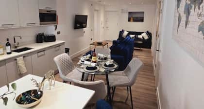 Kings Lodge By Nivaas 1 : Two-Bedroom Superior Apartment