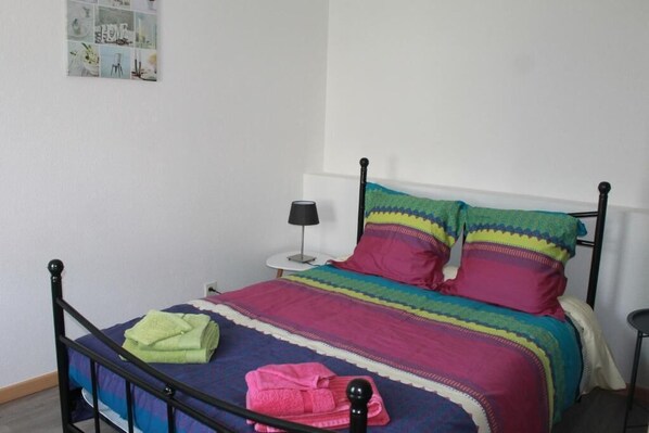 2 bedrooms, iron/ironing board, free WiFi, bed sheets