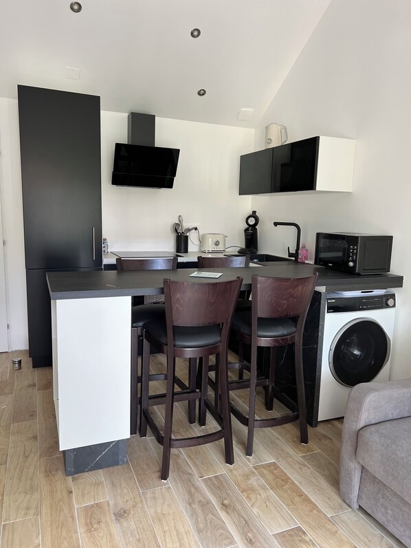 Kühlschrank, Mikrowelle, Ofen, Herdplatte