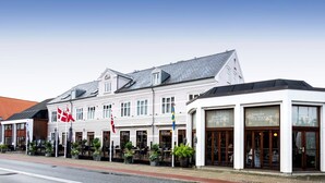 Front of property - Hotel Birksø (Ry)