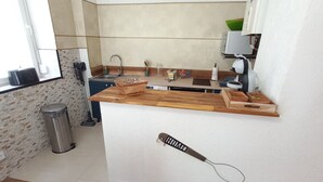 Coffee/tea maker, fridge, microwave, oven - Charming Duplex in Heart of Mulhouse (Mulhouse)