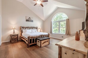 4 室のベッドルーム、デスク、アイロン / アイロン台、旅行用ベビーベッド