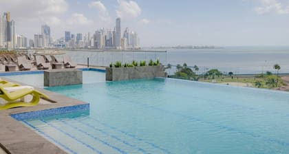 Habitación privada con vista al mar, balcón, piscina, azotea y gimnasio, junto al Hilton Panamá