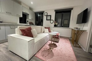 Una televisión de pantalla plana