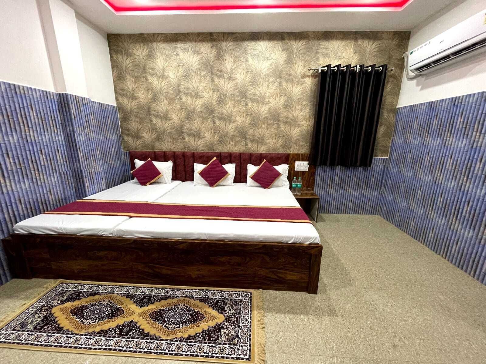 Family Room | Desk, laptop workspace, soundproofing, free WiFi