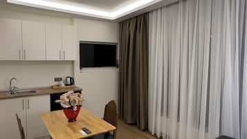 家庭套房 | 起居區 | 40-吋智慧型電視,提供數位頻道