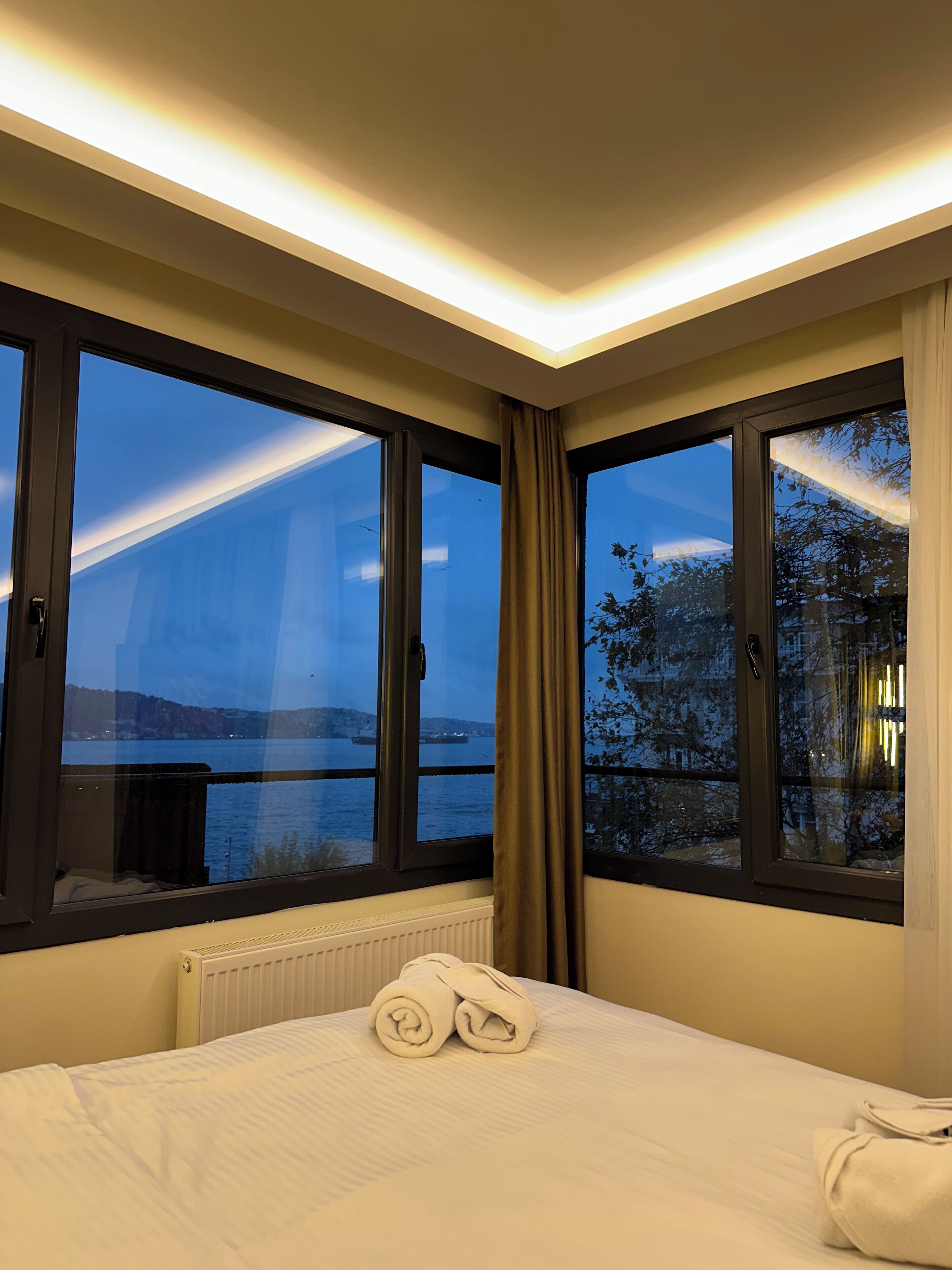 Deluxe tweepersoonskamer, uitzicht op zee | Luxe beddengoed, een kluis op de kamer, een laptopwerkplek, gratis wifi