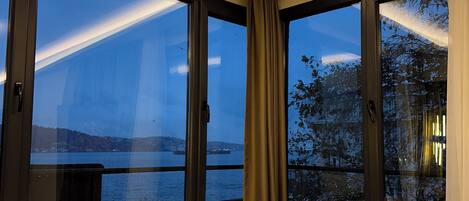 Deluxe Double Room, Sea View | Premium bedding, in-room safe, laptop workspace, free WiFi