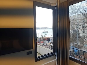 Deluxe Double Room, Partial Sea View | Premium bedding, in-room safe, laptop workspace, soundproofing - Lokka Hotel (Istanbul)