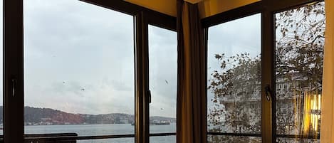 Habitación doble Deluxe, vista al mar | Ropa de cama de alta calidad y caja de seguridad en la habitación