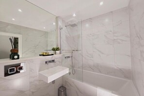 Hårtørrer, håndklæder, Sæbe, Toiletpapir