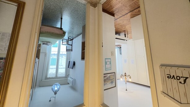A hallway with a wooden ceiling, a framed picture on the wall, and a sign with the word 'love'. - [200m from the Sea] 3 min from Porto Sole (Sanremo)
