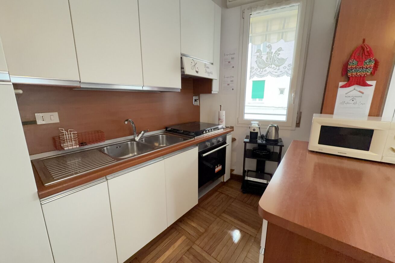 Frigorifero, microonde, forno, piano cottura