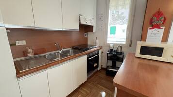 Frigorifero, microonde, forno, piano cottura