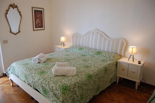 2 habitaciones, tabla de planchar con plancha, wifi y ropa de cama 