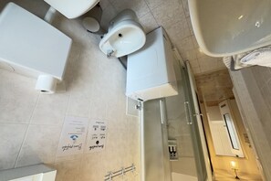 Shower, hair dryer, bidet, towels