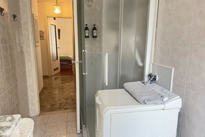 Ducha, secador de pelo, bidet, toallas